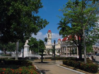 Kubánské město Cienfuegos s náměstím Parque Marti