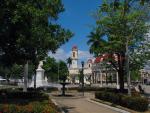 Kubánské město Cienfuegos s náměstím Parque Marti