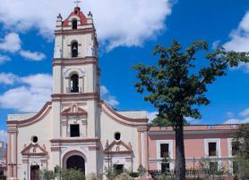 Kubánské město Camagüey s kostelem Iglesia de la Merced