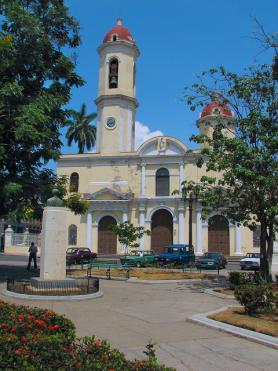 Kubánské město Cienfuegos s katedrálou de la Purisima Conception
