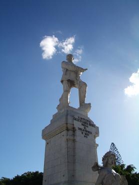 Socha na náměstí Calixto García