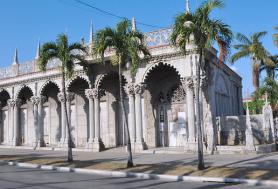 Kubánské město Pinar del Río se stavbou Palacio Guasch