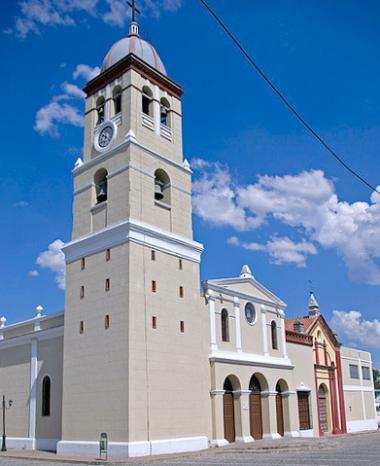 Kubánské Bayamo s katedrálou Iglesia Mayor