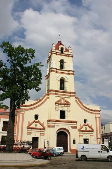 Kubánské město Camagüey s kostelem